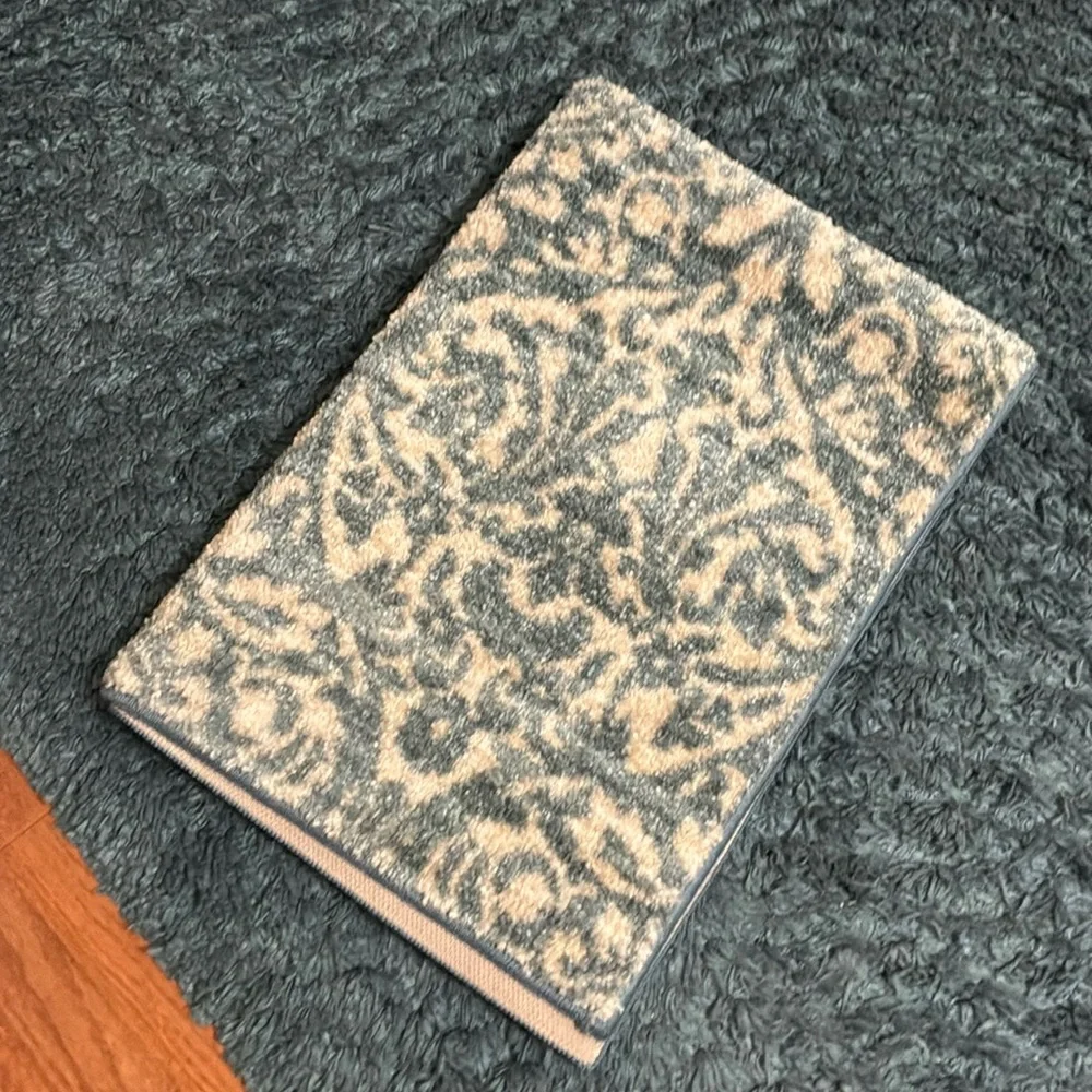NON-SLIP AREA RUG - Picture 6 of 6